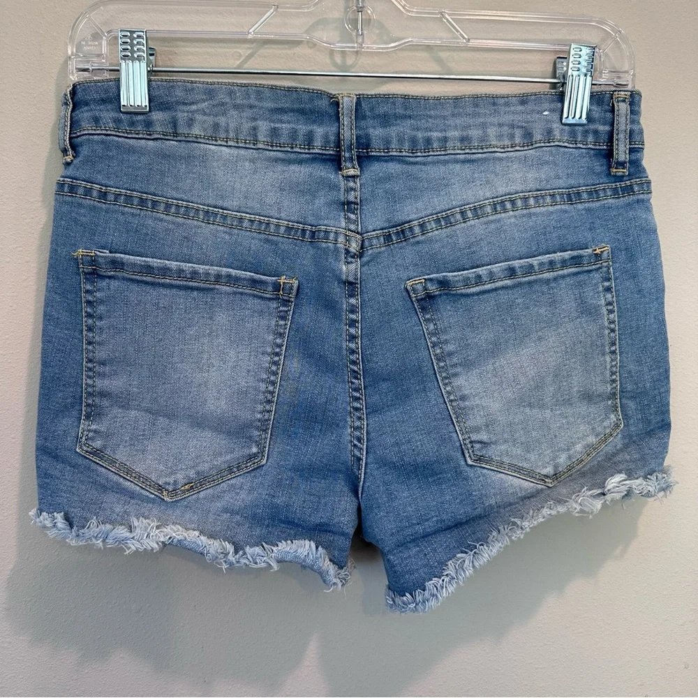 Forever 21 Women’s 28 High Rise Distressed Frayed Raw Hem Medium Wash Shorts - Picture 2 of 7